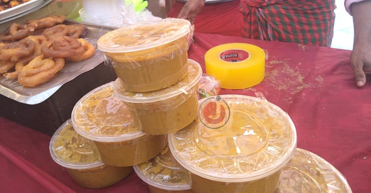 ঐতিহ্য-আধুনিকতার মিশেলে জমজমাট রংপুরের ইফতারি বাজার