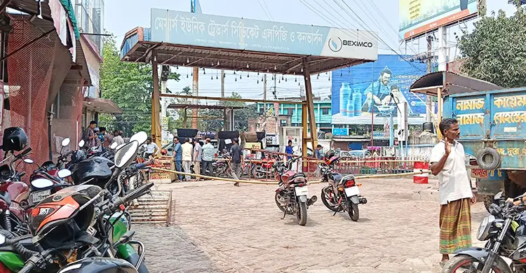 ১২ দিন ধরে পাম্পে পড়ে আছে মোটরসাইকেল, খোঁজ নেই চালকের