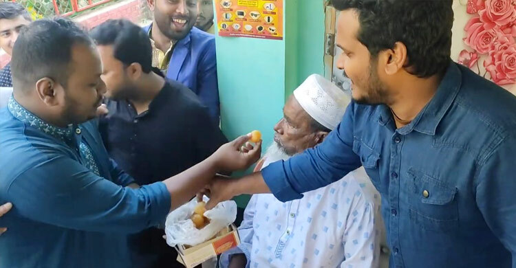 আবু সাঈদের বাড়িতে মিষ্টি বিতরণ