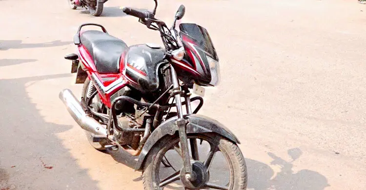 ১২ দিন ধরে পাম্পে পড়ে আছে মোটরসাইকেল, খোঁজ নেই চালকের