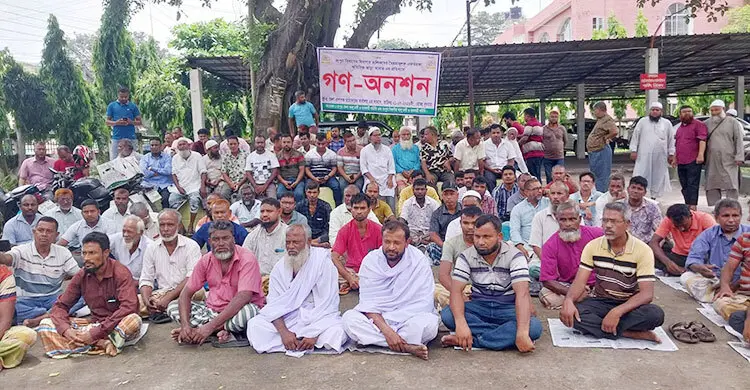 হিমাগার ভাড়া কমানোর দাবিতে কাফনের কাপড় পরে চাষিদের অনশন