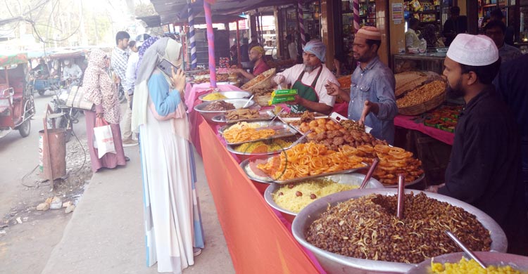 ঐতিহ্য-আধুনিকতার মিশেলে জমজমাট রংপুরের ইফতারি বাজার