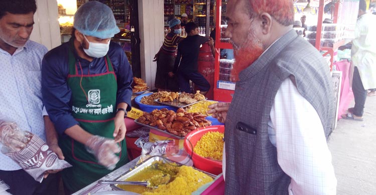 ঐতিহ্য-আধুনিকতার মিশেলে জমজমাট রংপুরের ইফতারি বাজার