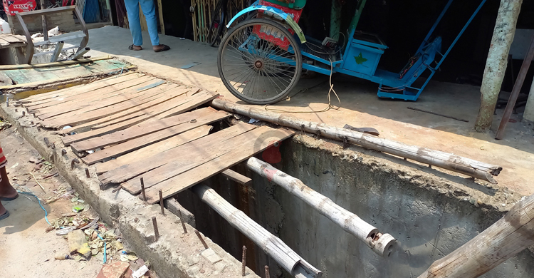 একবছর ধরে বন্ধ ড্রেনের কাজ, ঝুঁকি নিয়ে চলাচল