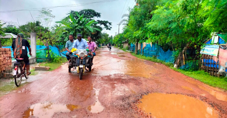 বর্ষা হলেই রাস্তায় হাঁটু পানি, রোদে ধুলায় অন্ধকার