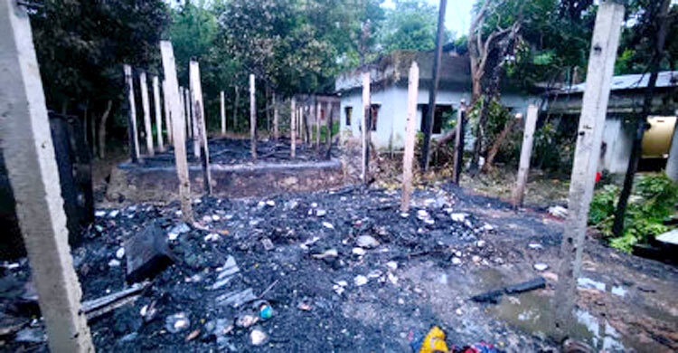 রাউজানে মধ্যরাতে অগ্নিকাণ্ড, ৫ বসতঘর পুড়ে ছাই
