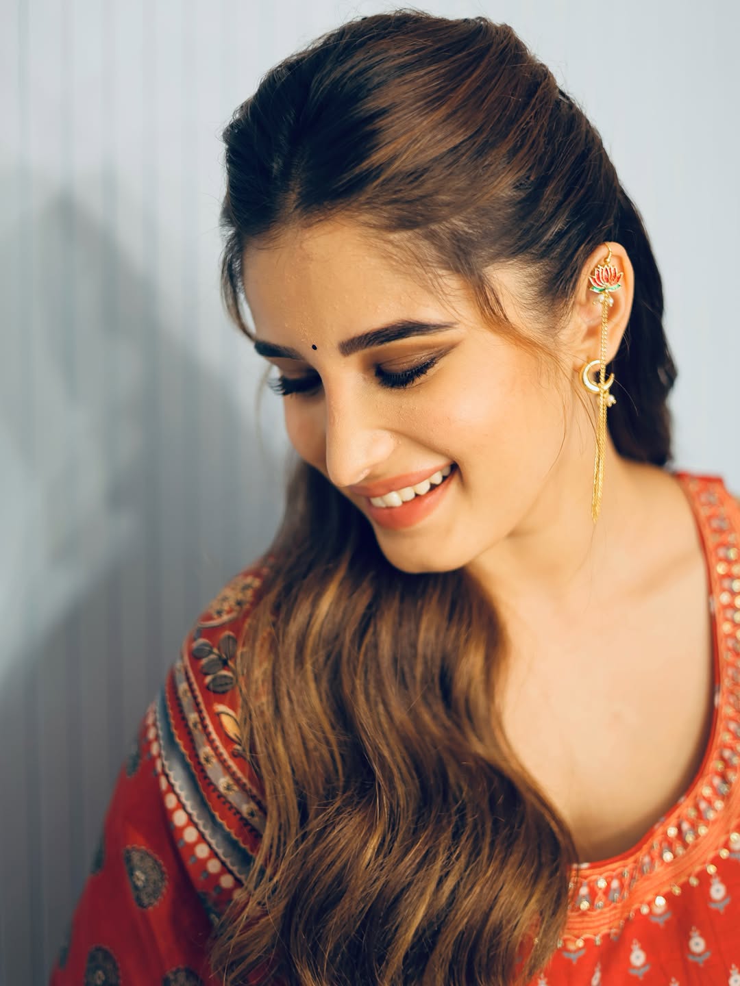 লাল লেহেঙ্গার মোহে মায়াবী রাশা