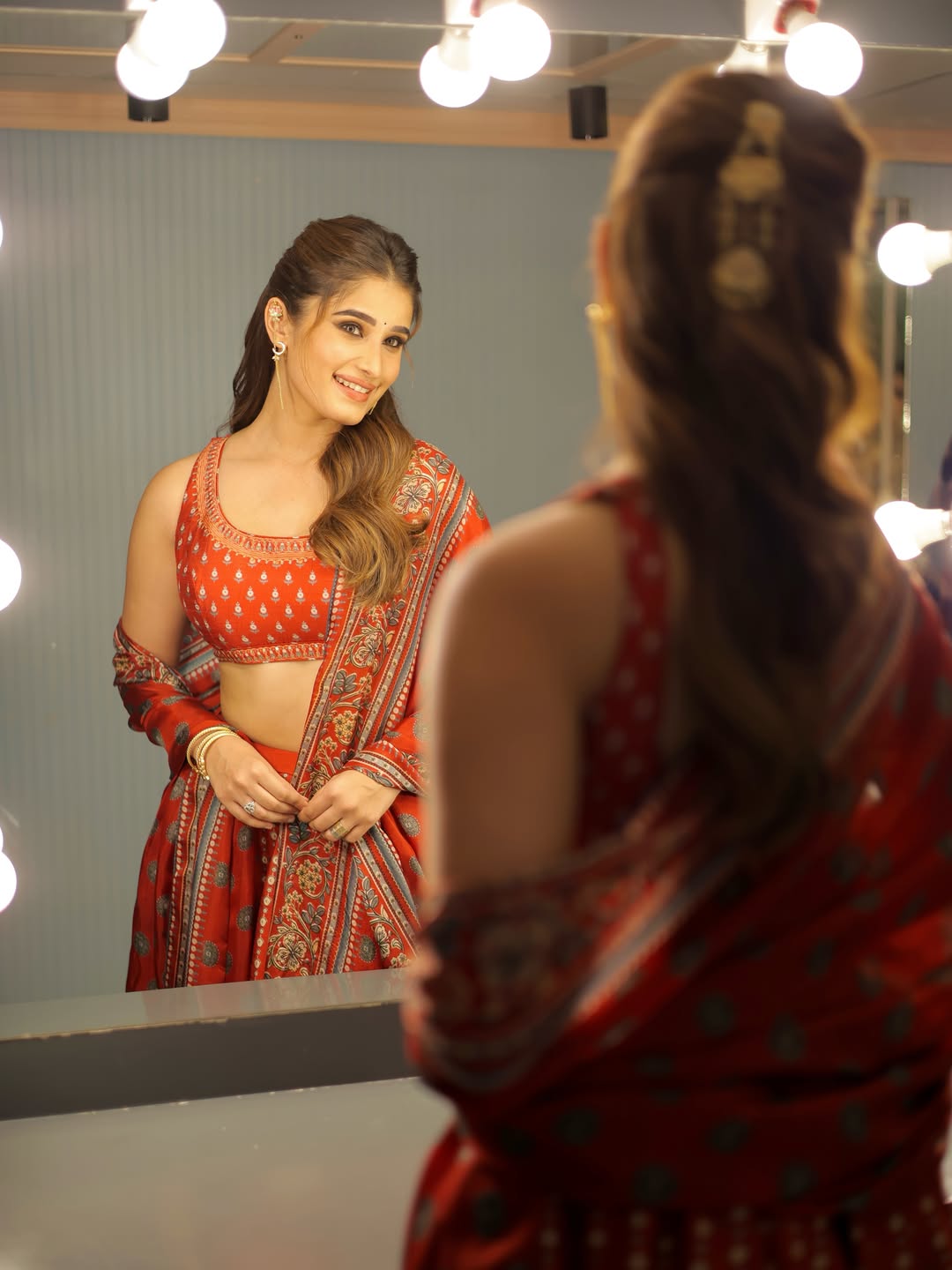 লাল লেহেঙ্গার মোহে মায়াবী রাশা