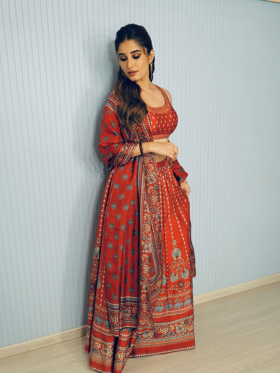 লাল লেহেঙ্গার মোহে মায়াবী রাশা