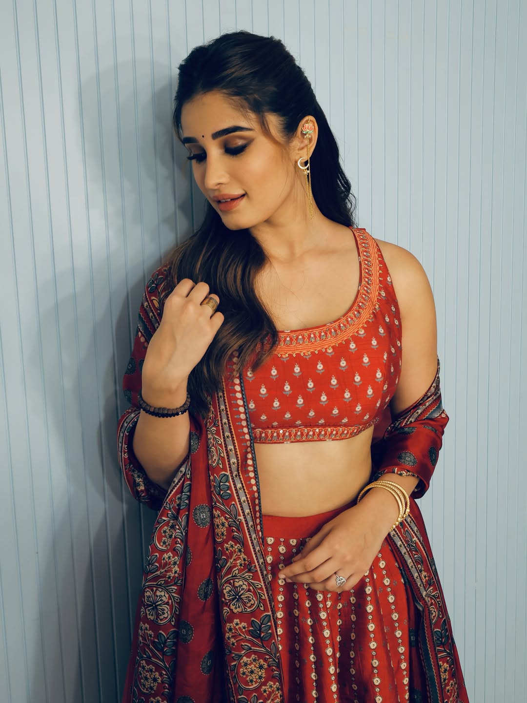 লাল লেহেঙ্গার মোহে মায়াবী রাশা