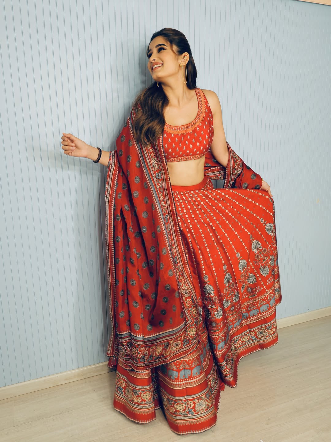 লাল লেহেঙ্গার মোহে মায়াবী রাশা