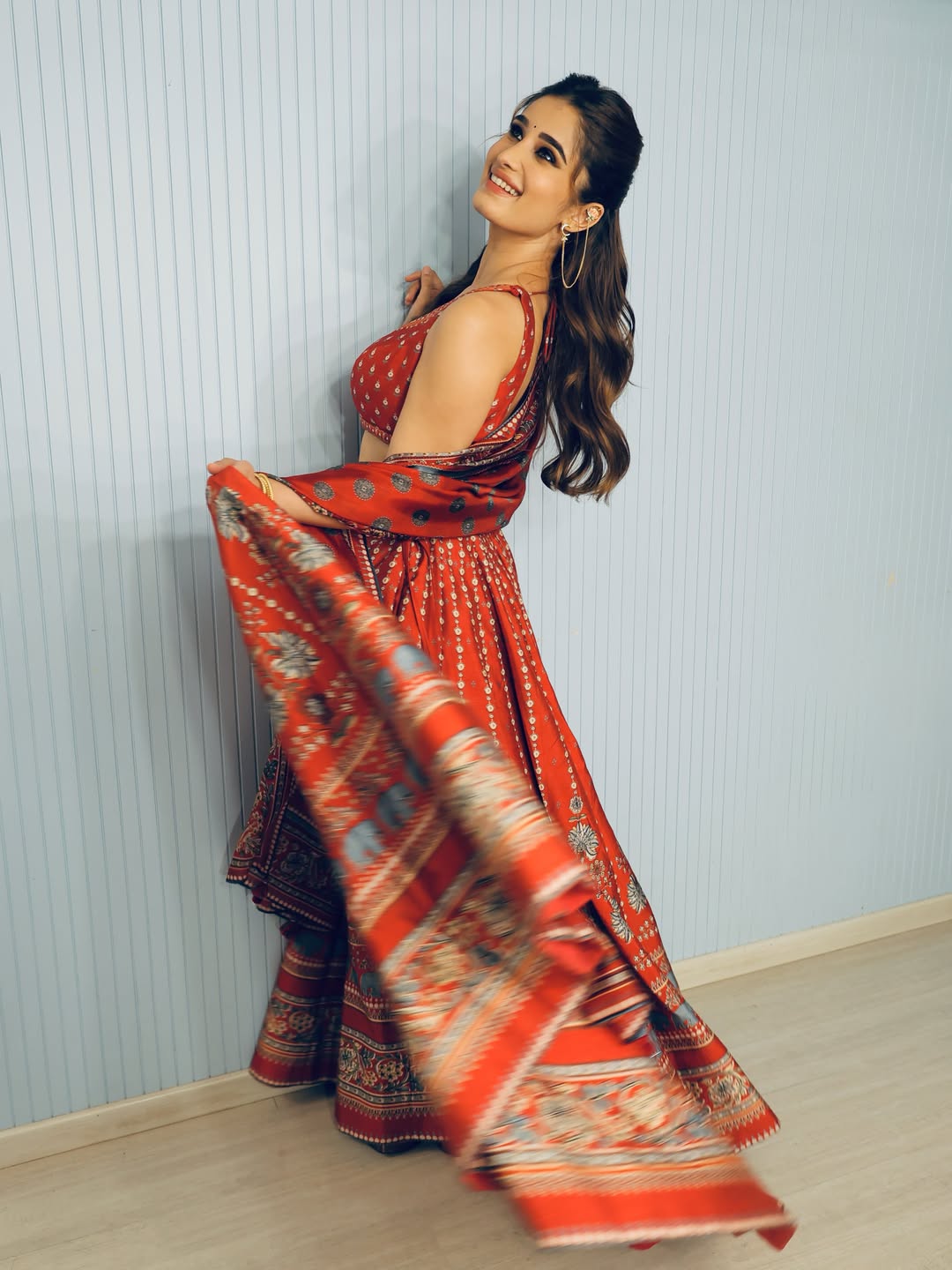 লাল লেহেঙ্গার মোহে মায়াবী রাশা