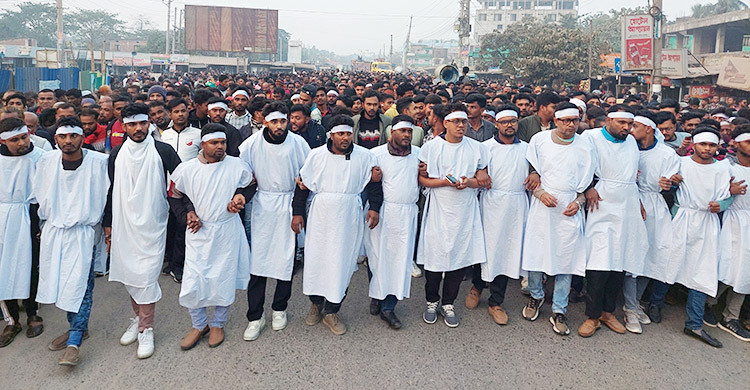 রাশেদ খাঁনকে ‘অবাঞ্ছিত ’ ঘোষণা, কাফনের কাপড় পরে বিএনপির বিক্ষোভ