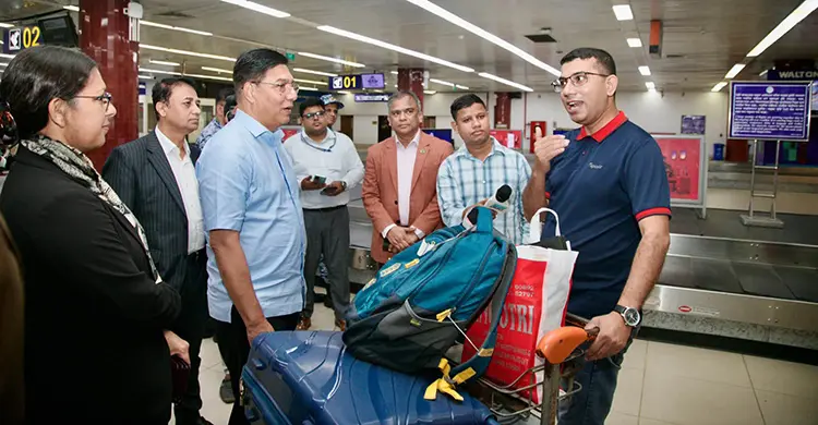 হযরত শাহজালাল আন্তর্জাতিক বিমানবন্দরের যাত্রীদের সঙ্গে কথা বলেন বেসামরিক বিমান পরিবহন ও পর্যটনমন্ত্রী এম. রশিদুজ্জামান মিল্লাত, ছবি: মন্ত্রীর ফেসবুক থেকে