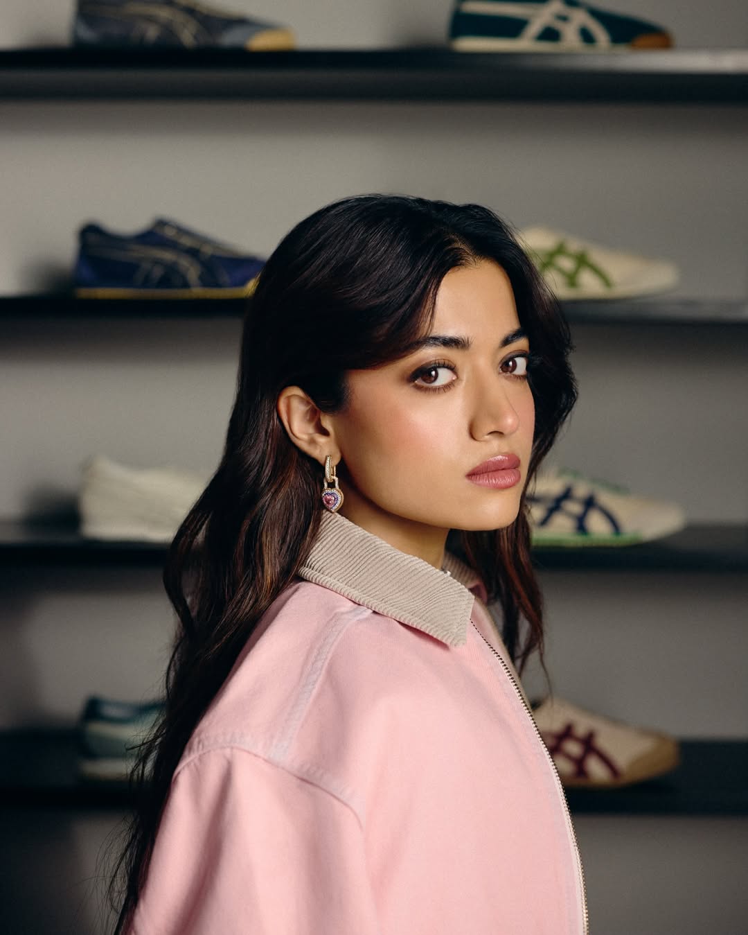 ওয়েস্টার্ন লুকে নতুন বউ রাশমিকার ঝলক