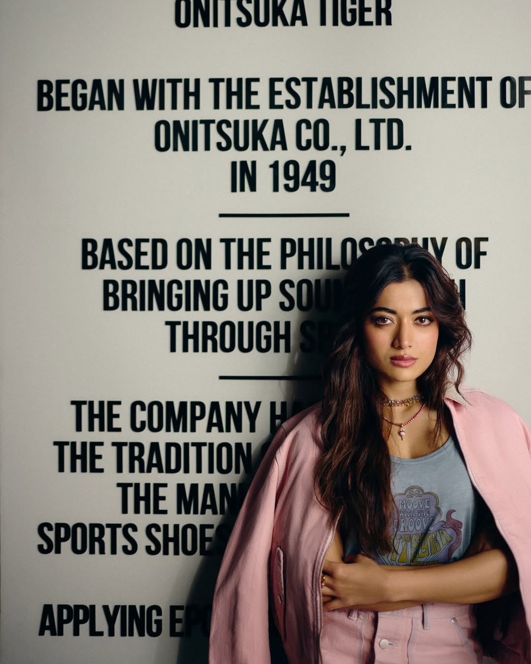 ওয়েস্টার্ন লুকে নতুন বউ রাশমিকার ঝলক