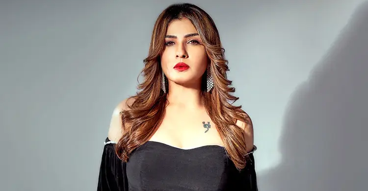 হঠাৎ পোশাকে কামড় কুকুরের, যেভাবে সামলালেন রাবিনা