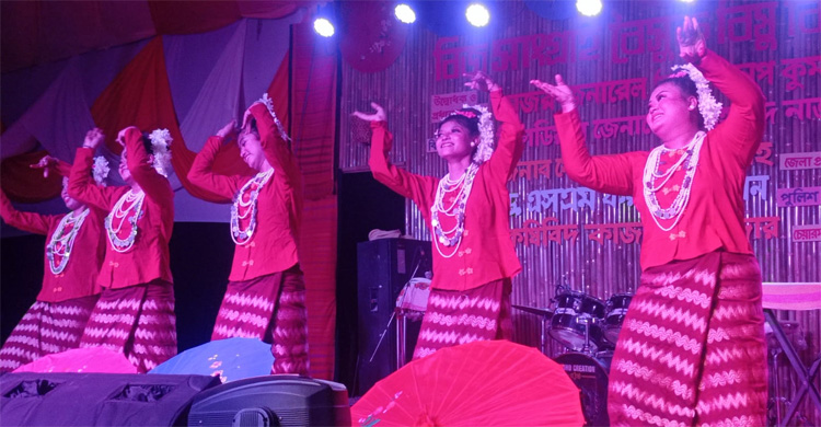 পাহাড়ে লেগেছে উৎসবের রঙ