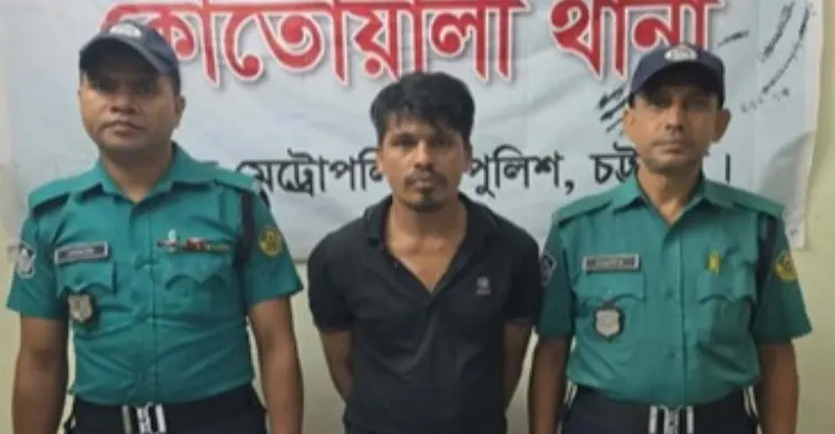 চট্টগ্রামে গ্রেফতার ছিনতাইকারীর কাছে মিললো ১১ স্মার্টফোন