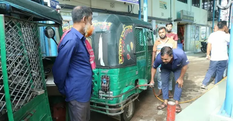 ‘আগে ২-৩ হাজার টাকা আয় করতাম, এখন ১ হাজারও হচ্ছে না’