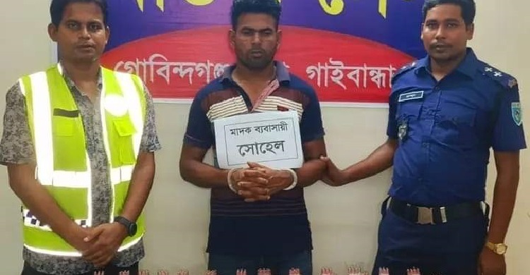 স্কুলব্যাগে নিয়ে যাচ্ছিলেন মাদক, ধরলো পুলিশ