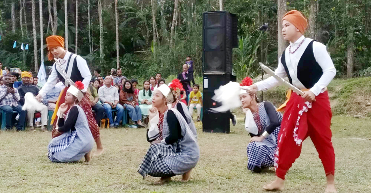মৌলভীবাজারে নেচে-গেয়ে খাসিয়াদের বর্ষবরণ
