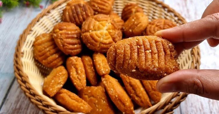 বিকেলের চায়ের সঙ্গে রাখুন মচমচে খাজুরিয়া