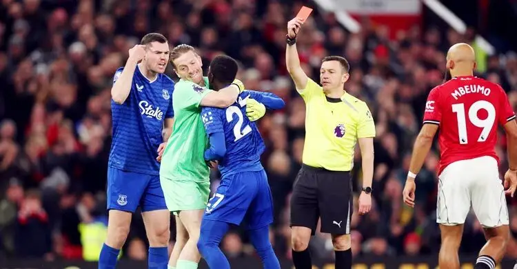 সতীর্থকে মেরে লাল কার্ডের অবিশ্বাস্য ঘটনা ইংলিশ লিগে