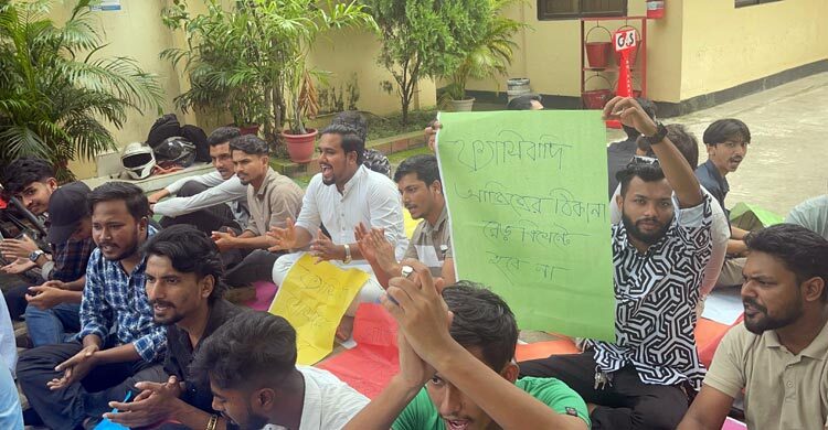 চেয়ারম্যানের পদত্যাগ দাবিতে রেড ক্রিসেন্টে মুখোমুখি দুই গ্রুপ