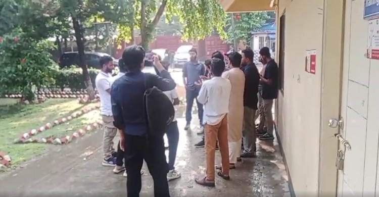 চেয়ারম্যানের পদত্যাগ দাবিতে রেড ক্রিসেন্টে বিক্ষোভ