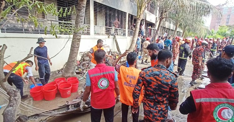 বিমান বিধ্বস্তের ঘটনায় জরুরি সহায়তা দিচ্ছে রেড ক্রিসেন্ট