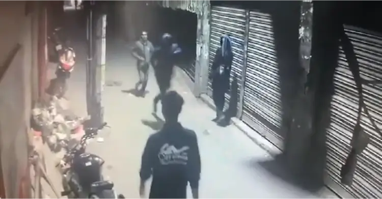 ঢাকায় স্বেচ্ছাসেবক দলের নেতাকে গুলি করে হত্যার সিসিটিভি ফুটেজ