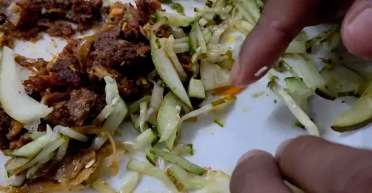 ঢাবির হল ক্যান্টিনের খাবারে কিলবিল করছে পোকা