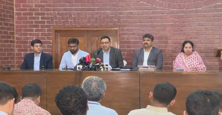 টানা ১৮ ঘণ্টা অফিস করলেন প্রধানমন্ত্রী