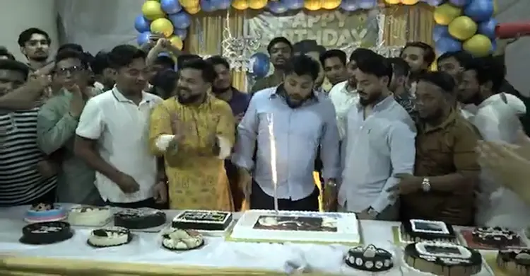জন্মদিনে কেক কাটলেন মুক্তিযুদ্ধ বিষয়ক প্রতিমন্ত্রী ইশরাক হোসেন
