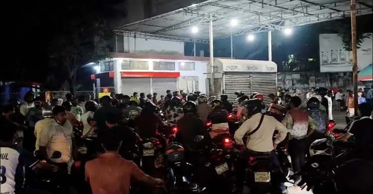 রাতভর রাজধানীর পাম্পগুলোতে দীর্ঘ লাইন, তেলের জন্য হাহাকার