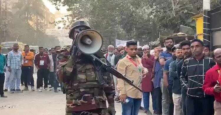 যারা ভোটার নয়, তাদের সরে যেতে ৫ মিনিট সময় বেঁধে দিল সেনাবাহিনী