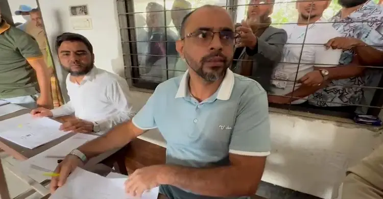 ঢাকা- ১১ আসনের কেন্দ্রে ব্যালটে সিল মারা নিয়ে দ্বন্দ্বে জড়ালেন পোলিং এজেন্টরা