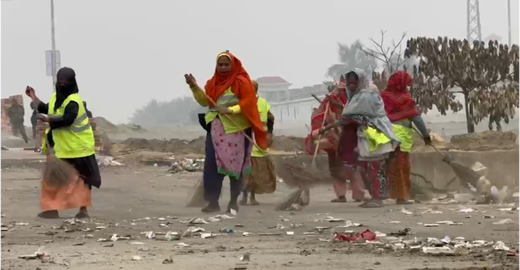 পূর্বাচল সড়কের আবর্জনা অপসারণ করছে সিটি করপোরেশন