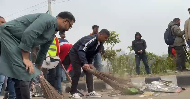 ৩০০ ফিট এলাকায় পরিচ্ছন্নতা অভিযানে সিটি করপোরেশন ও বিএনপি নেতাকর্মীরা