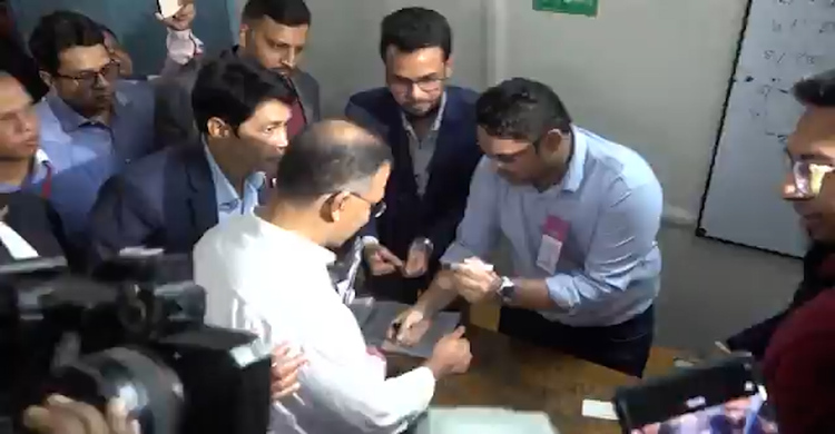 রাজধানীর গুলশান মডেল হাইস্কুলে ভোট দিলেন তারেক রহমান