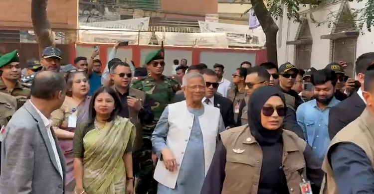 ঢাকা ১১ আসনের বাড্ডা হাই স্কুল ভোট কেন্দ্র পরিদর্শন করলেন প্রধান উপদেষ্টা