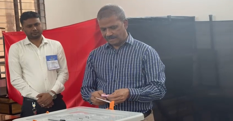 ভোট দিলেন উপদেষ্টা আসিফ নজরুল