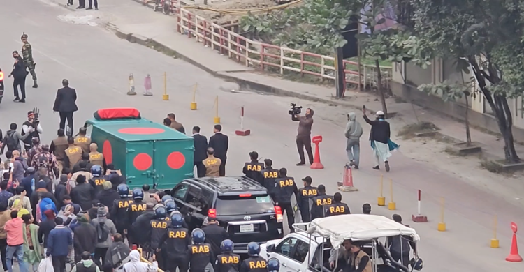 লাল-সবুজ গাড়িতে আপসহীন নেত্রীর অন্তিম যাত্রা