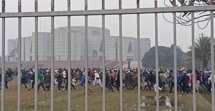 সংসদ ভবনের গেট খুলতেই মানুষের উপচেপড়া ভিড়