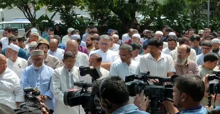 সুমনের জানাজায় তারকারা, যুক্তরাজ্য থেকে পরিবার ফিরলেই দাফন