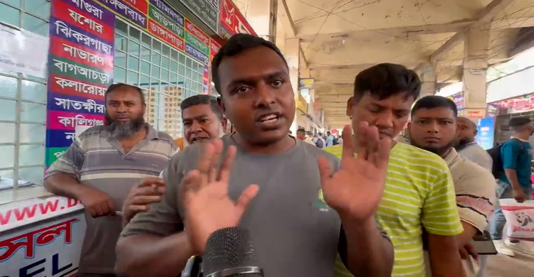 নেয়া হচ্ছে অতিরিক্ত ভাড়া, কাউন্টারে বাকবিতন্ডায় জড়ালেন  যাত্রীরা