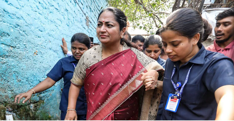 বাসভবনে ঢুকে দিল্লির মুখ্যমন্ত্রীর ওপর হামলা, যুবক আটক