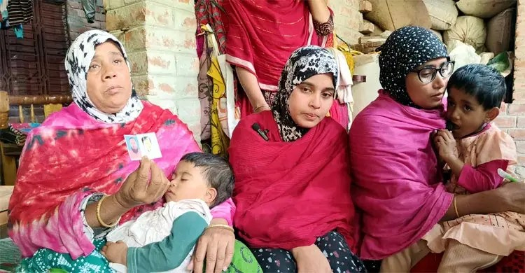 নাটোরের সিংড়া উপজেলার হুলহুলিয়া গ্রামে বাকরুদ্ধ স্বজনেরা/ছবি: জাগো নিউজ