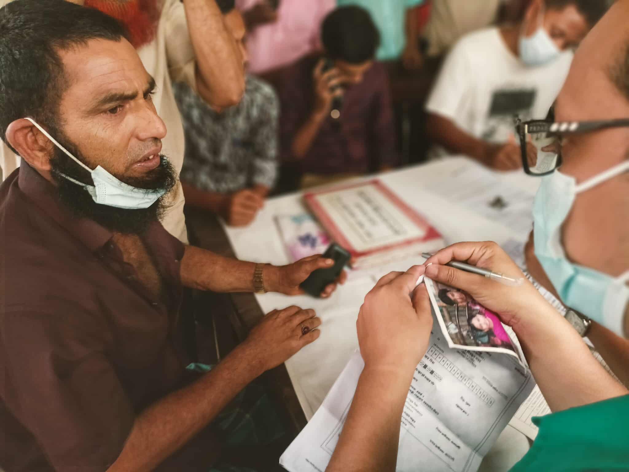 রুপনগরের আগুনে হারিয়ে যাওয়া জীবনের খোঁজে স্বজনরা